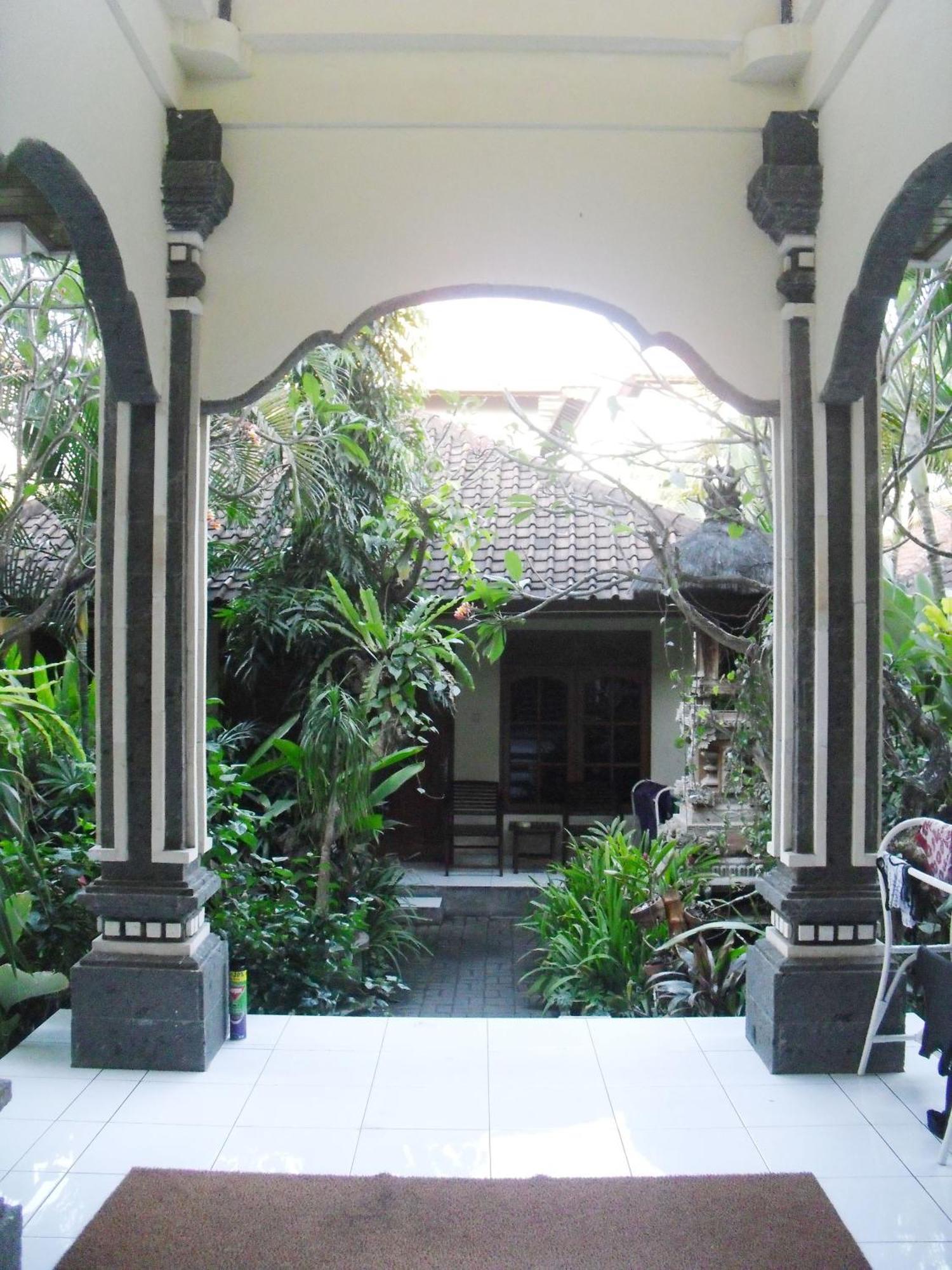 Adus Beach Inn Legian Eksteriør billede