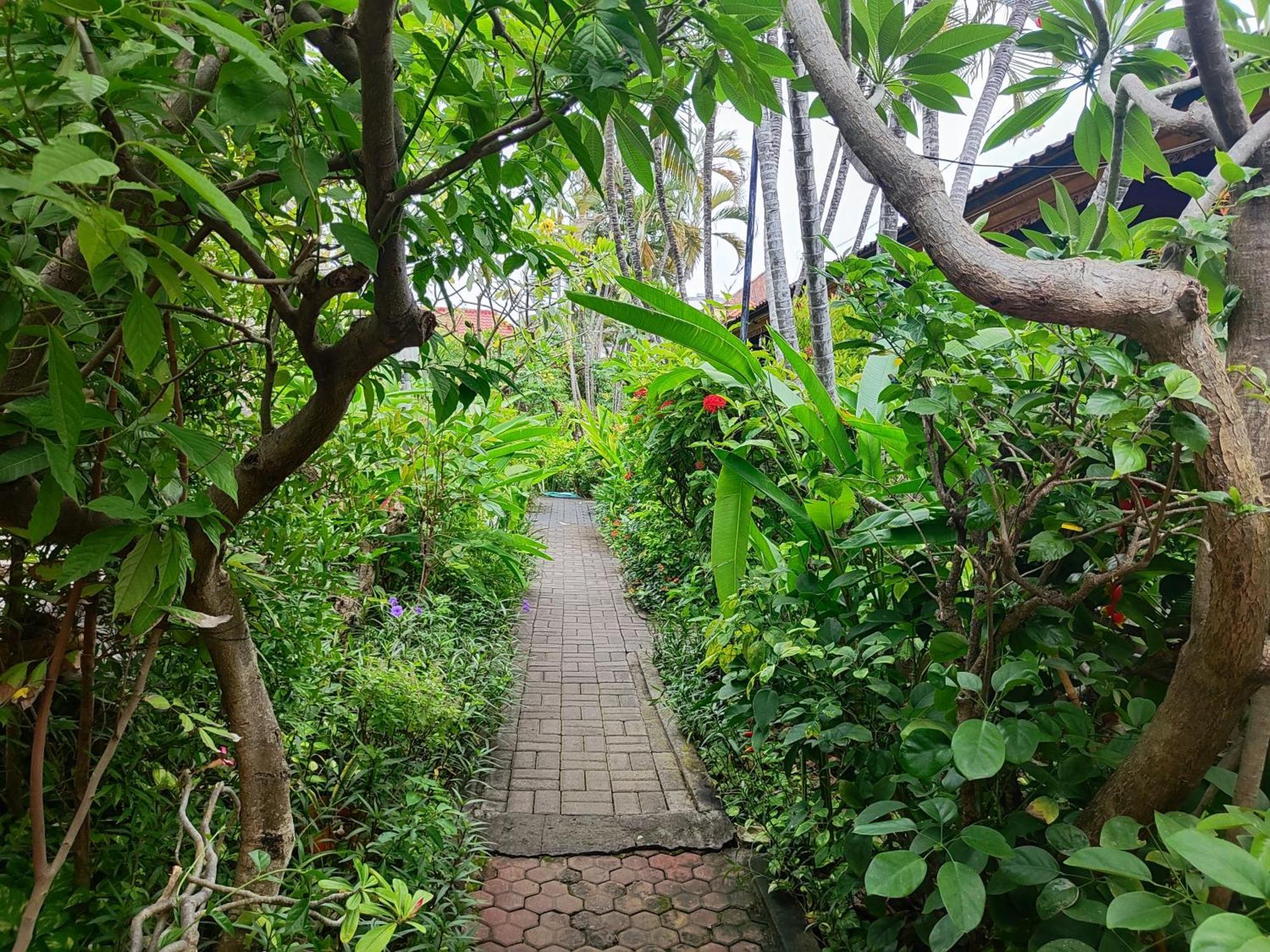 Adus Beach Inn Legian Eksteriør billede