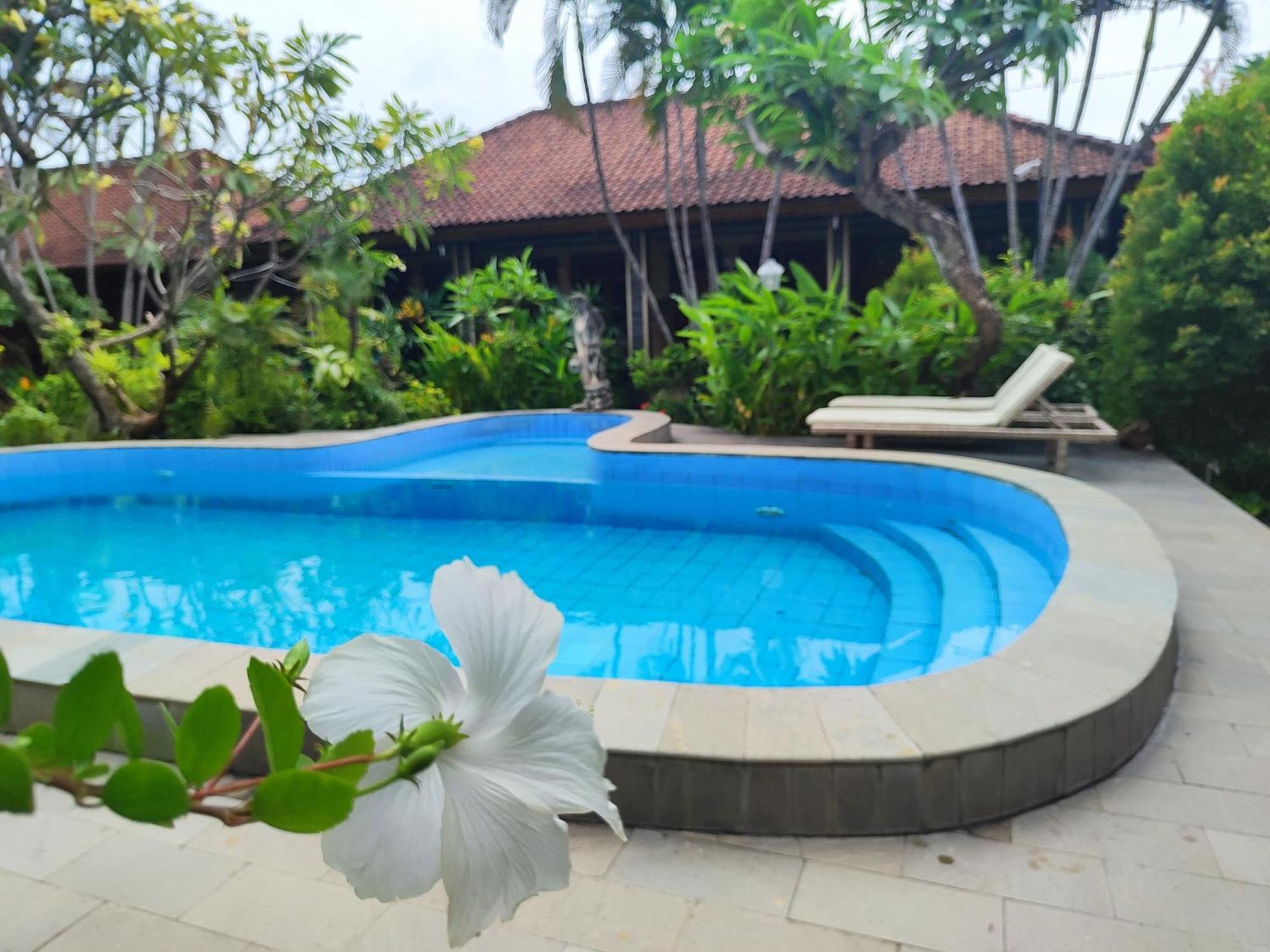 Adus Beach Inn Legian Eksteriør billede