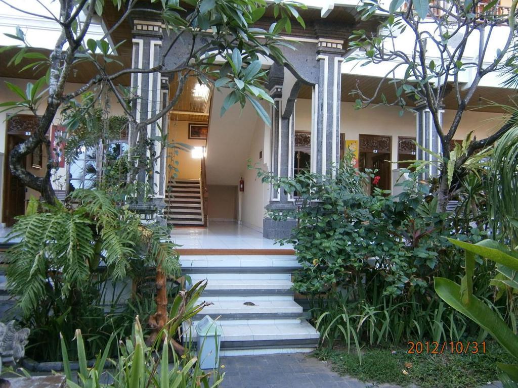 Adus Beach Inn Legian Eksteriør billede